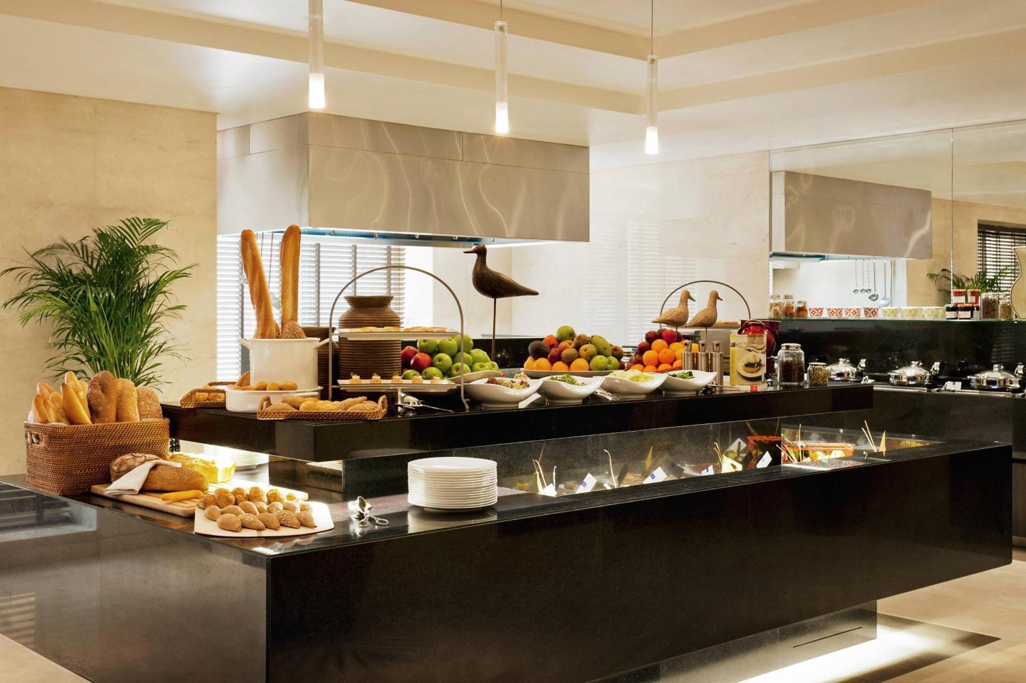 Grosvenor House, A Luxury Collection Hotel, Dubai Luaran gambar A buffet at a hotel